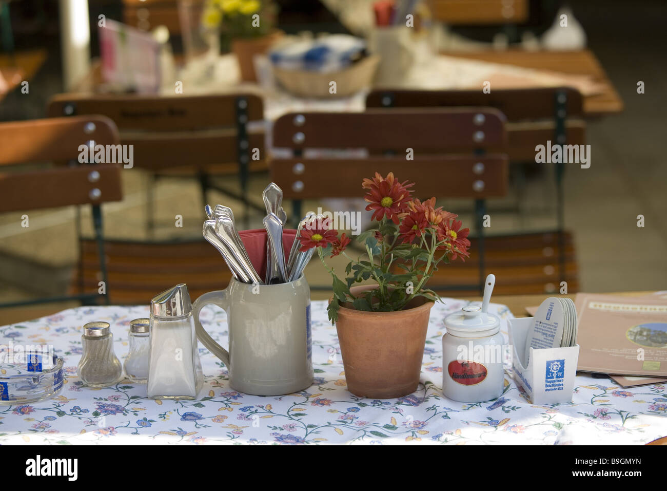 Restaurant Salz Pfeffer Zucker Senf Besteck Pflanzer Aschenbecher Menüs Aschenbecher bayerischen Besteck Blumen Übertopf Stockfoto