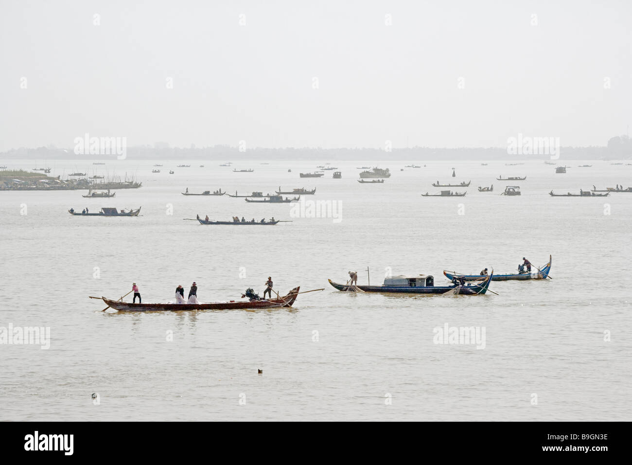 Massen von Angelboote/Fischerboote auf dem Mekong, Phnom Penh, Kambodscha Stockfoto