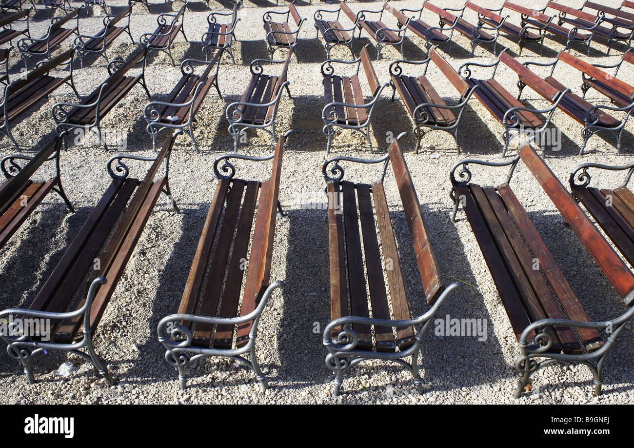 Parken Sie Parkbänke viele leere Park frei-Krane Standort der Veranstaltung Holz-Bänke Sitzbänke Sitze Anlage nebeneinander Stockfoto