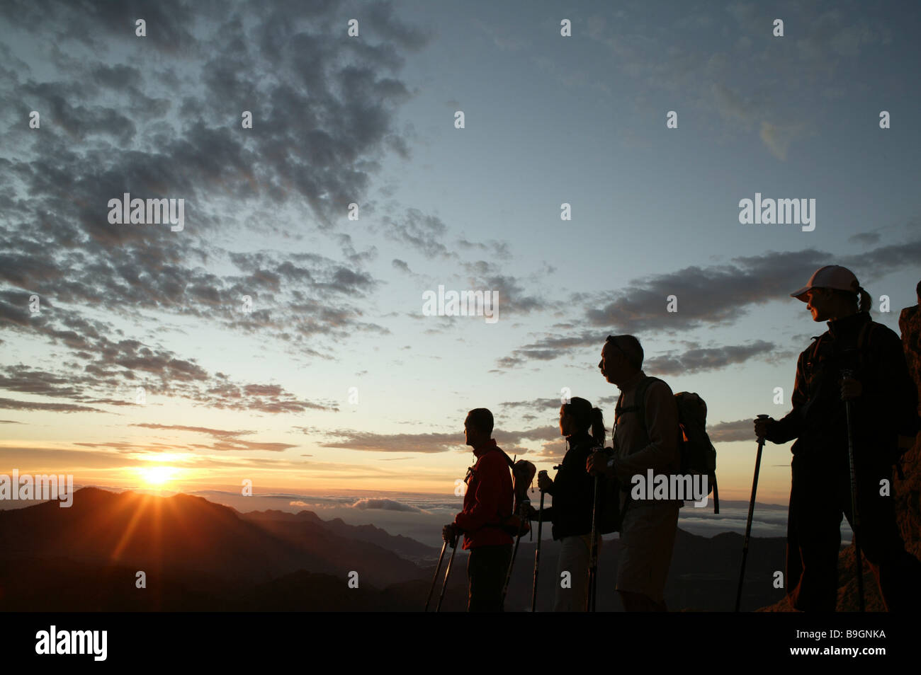 Reisen-Gruppe steht Felsen Pause reisen Ausrüstung Berg Landschaft Sonnenuntergang 18 Jahren 40-50 Jahre 41 Jahre 44 Jahre 50-60 Stockfoto