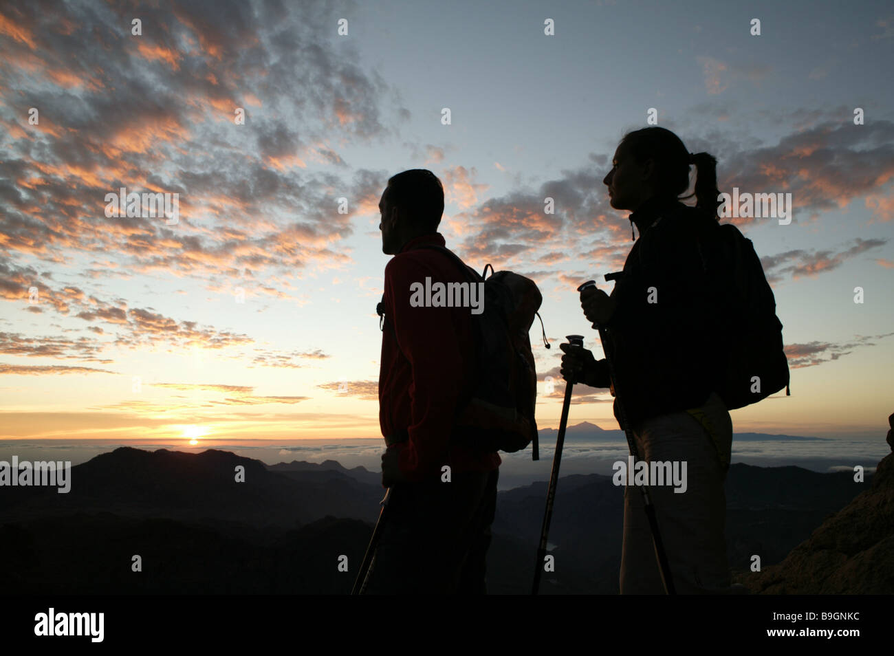 Mate Wanderer steht Felsen Pause reisen Ausrüstung Berg Landschaft Sonnenuntergang 18 Jahren 40-50 Jahre Abend Dämmerung Sonnenuntergang Stockfoto