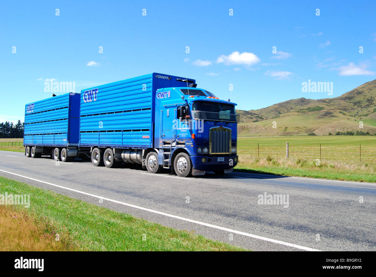 Viehtransporter am State Highway 73, Selwyn Bezirk, Canterbury, Südinsel, Neuseeland Stockfoto