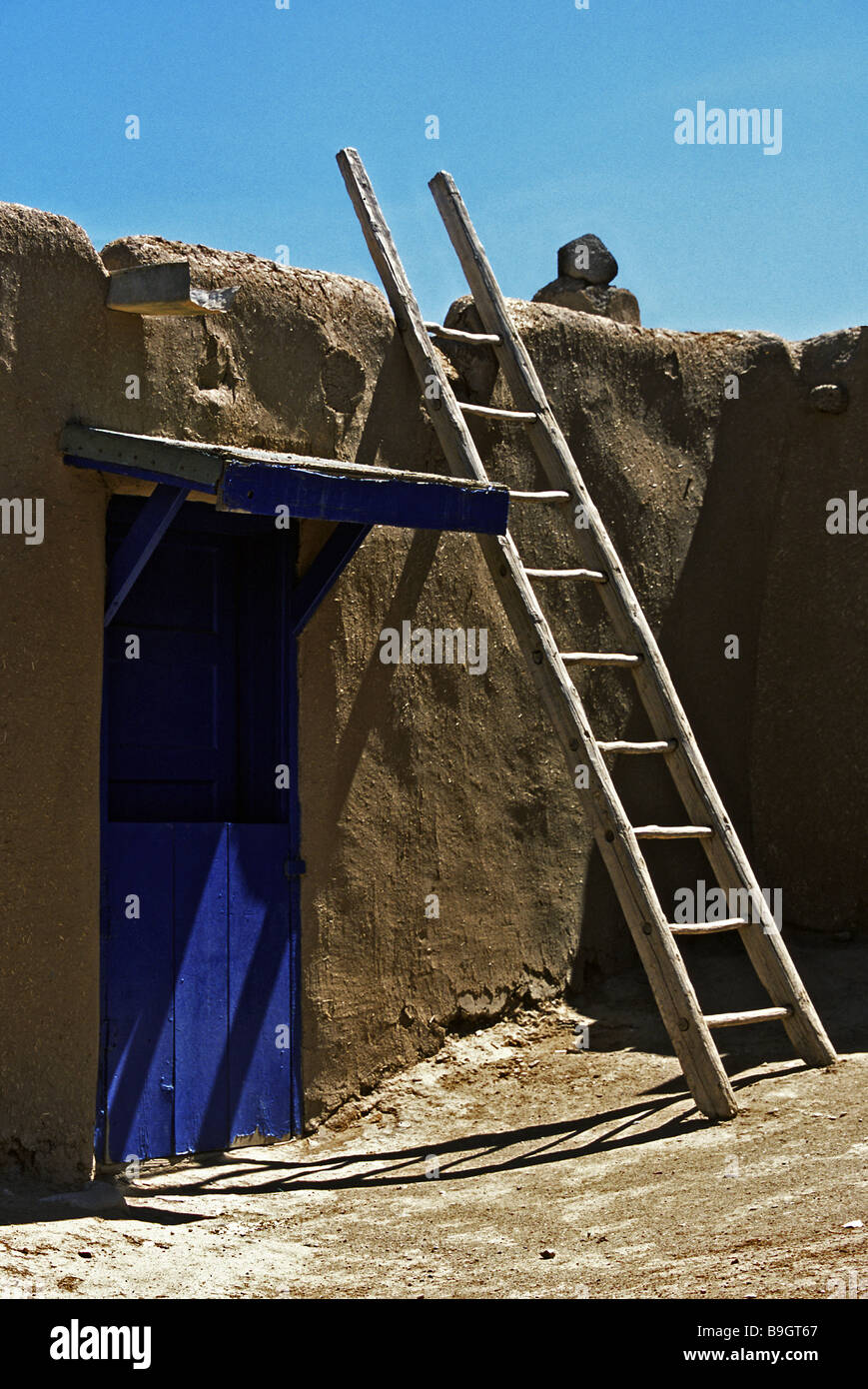 Adobe Wohnung mit Leiter. Taos Pueblo, New Mexico, USA Stockfoto