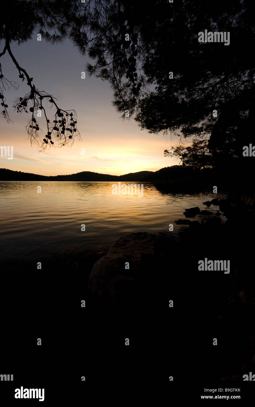 Sonnenuntergang über "Big Lake" auf der Insel Mljet, Kroatien Stockfoto