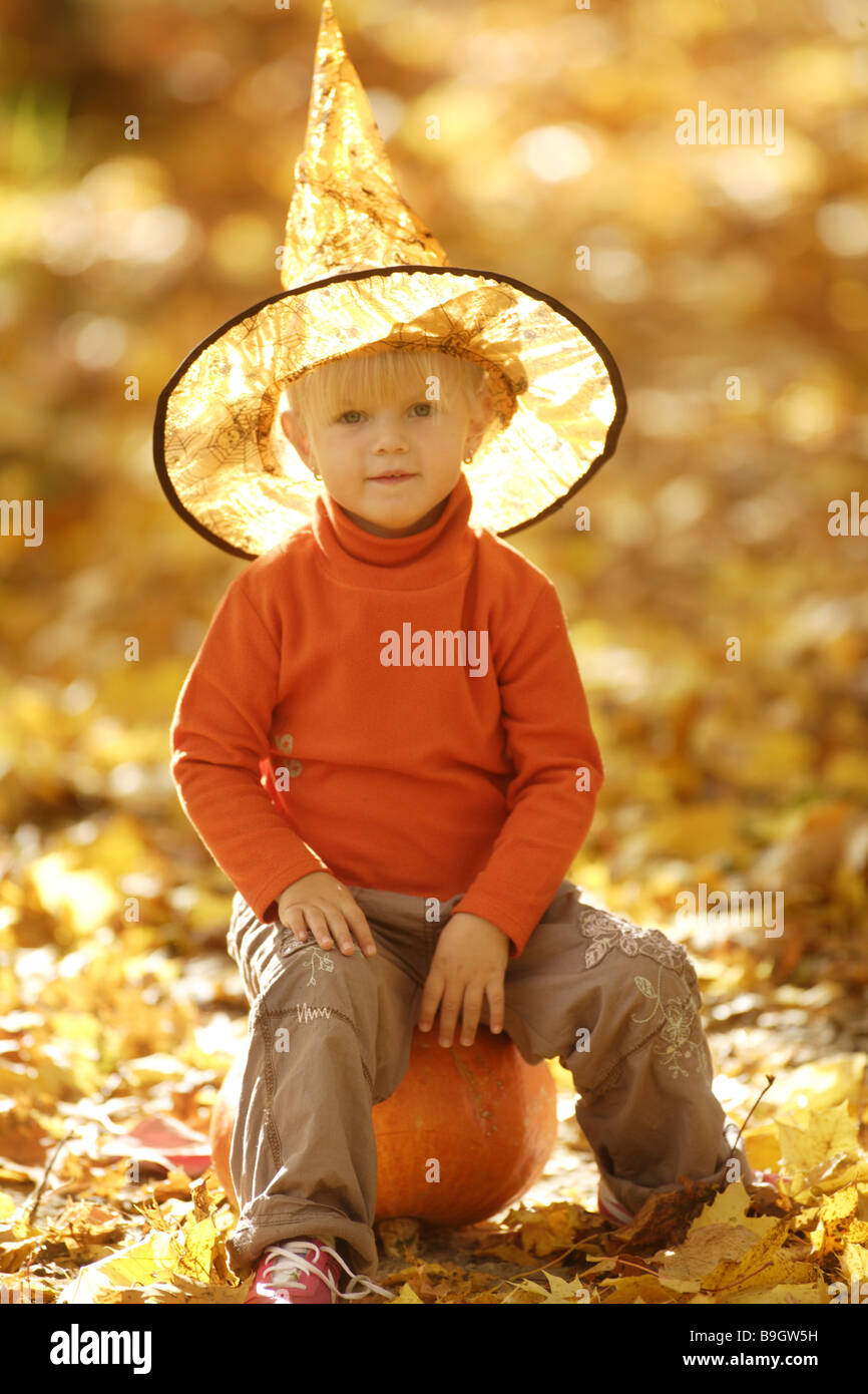 Wald Herbst Laub Kind wies Hut Kürbis sitzen glücklich: 2-4 Jahre-Ahornblätter außen blond Obst fröhlich Garten Stockfoto