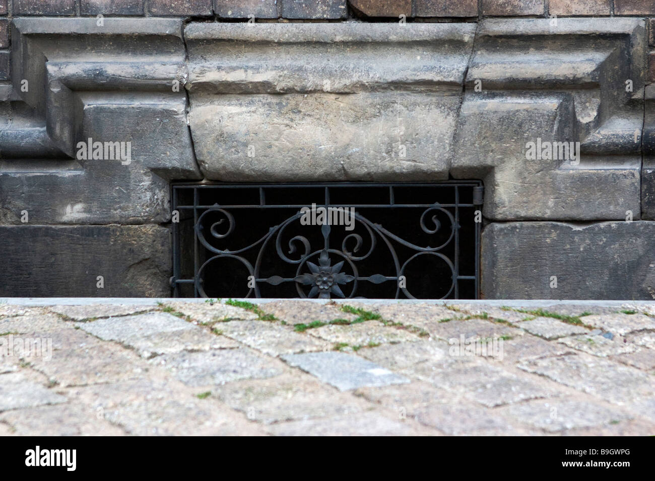 Unter Boden Kellerfenster in Provost Haus auf der Prager Burg. Stockfoto