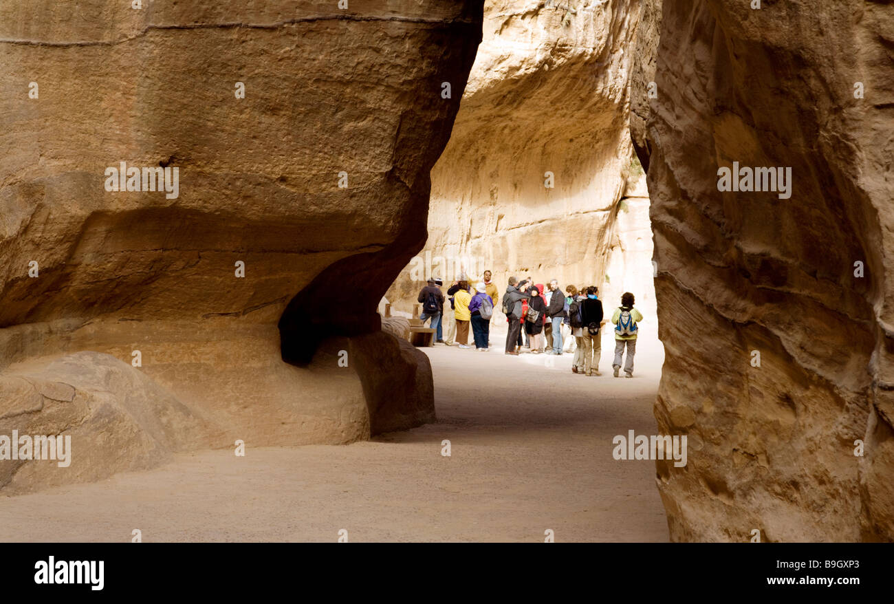 Touristen auf einer geführten Tour durch den Siq, Petra, Jordanien Stockfoto