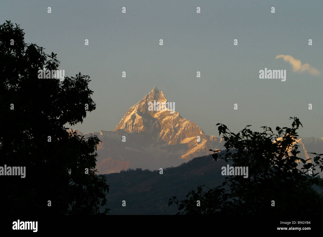 Abends Blick auf Fishtail oder Mountain Machhapuchre neben Annapurna Himalaja in Pokhara, Nepal. Stockfoto