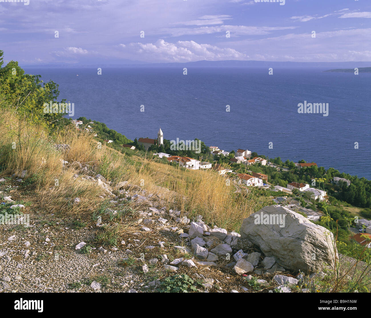 Kroatien Dalmatien Brela Küstenlandschaft Ziel Küstenlandschaft legen Himmel Wolken Adria See Blick Horizont Steinen Stockfoto