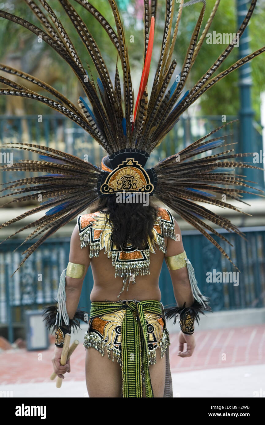 außen aztekischen Downtown El Pueblo-de-Los-Angeles Federn Gefieder Folklore indischen Kalifornien Kopfschmuck Outfit Los Angeles Mann Stockfoto