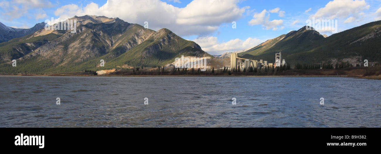 Fabrik am See Lac Des Arcs in Alberta Stockfoto