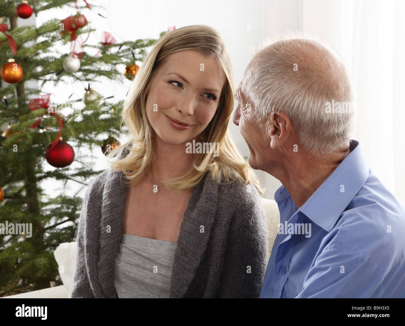 Vater Tochter gewachsen gerne Augenkontakt semi-Porträt Weihnachtsbaum Detail 30-40 Jahren 60-70 Jahre best-Ager Blick-Kontakt Stockfoto