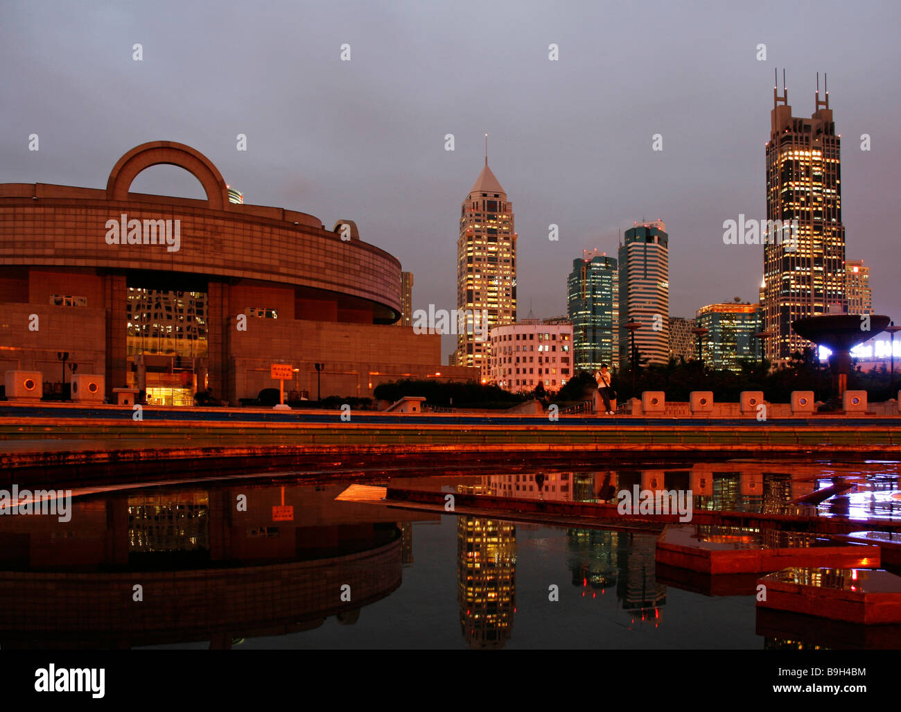 China, Shanghai. Platz des Volkes in der Abenddämmerung Stockfoto