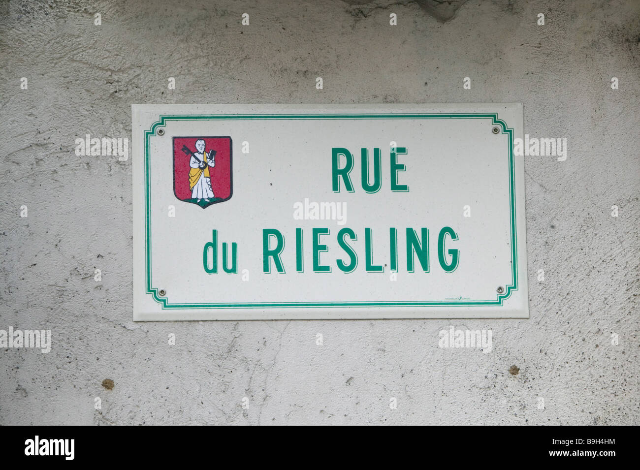 Frankreich Elsass Departement Haut Rhin Eguisheim-Straßenschild "Rue du Riesling" Egisheim Hauswand Wand Egsa Zeichen Hinweis Zeichen Stockfoto