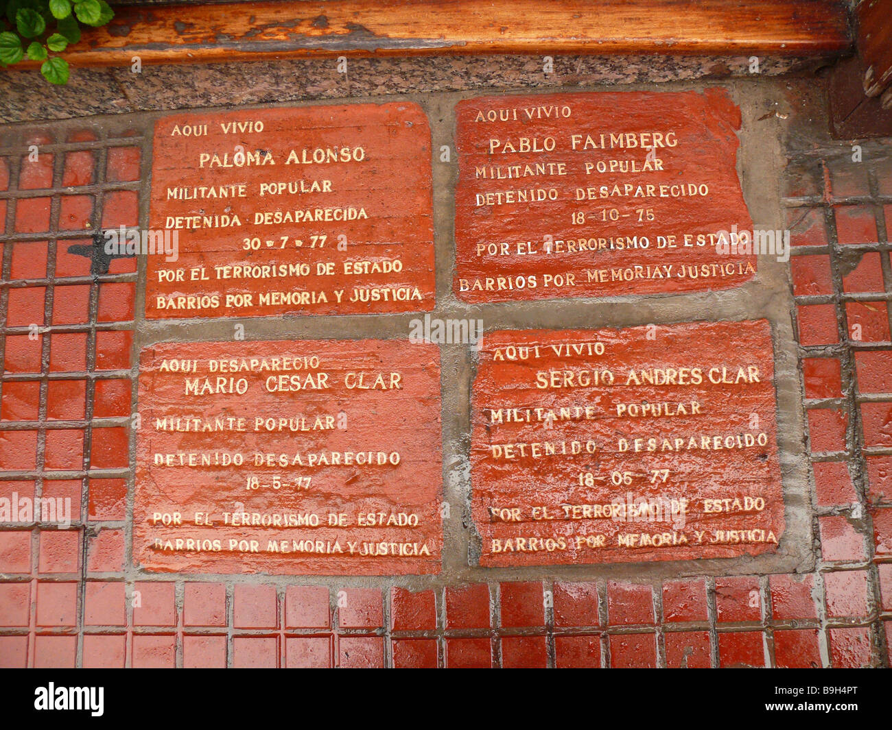 Argentinien Buenos Aires Wand Memorial Plaques Deportierten Lateinamerika Südamerika Hauptstadt Stadtpolitik Wand Tafeln Namen Stockfoto