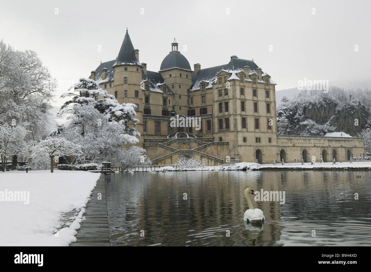 Frankreich Departement Isere Vizille Chateau de Vizille-Schlosspark Teich Schwan Winterbau historisch Palast Stockfoto