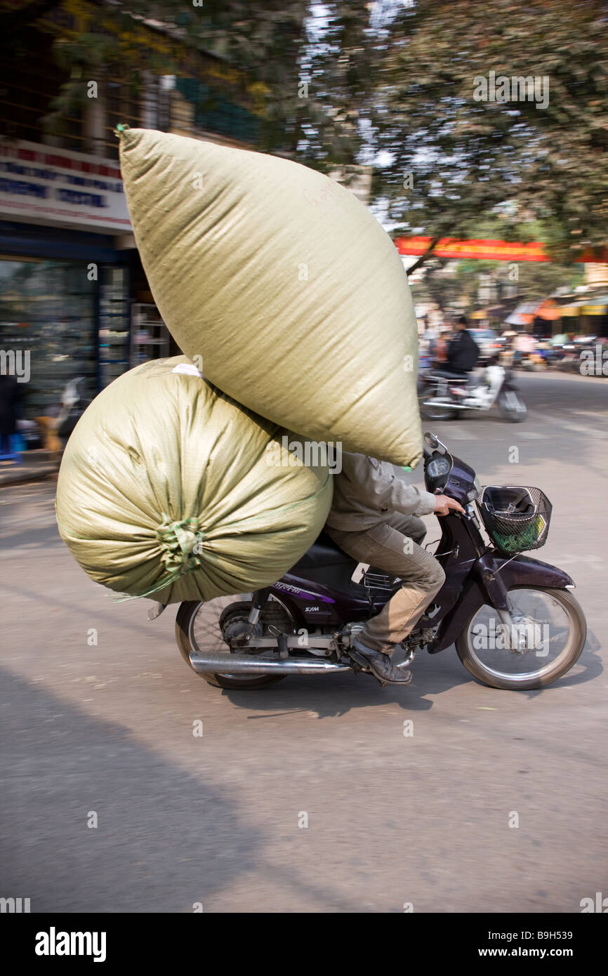 Lieferung auf Motorrad-Hanoi-Vietnam Stockfoto