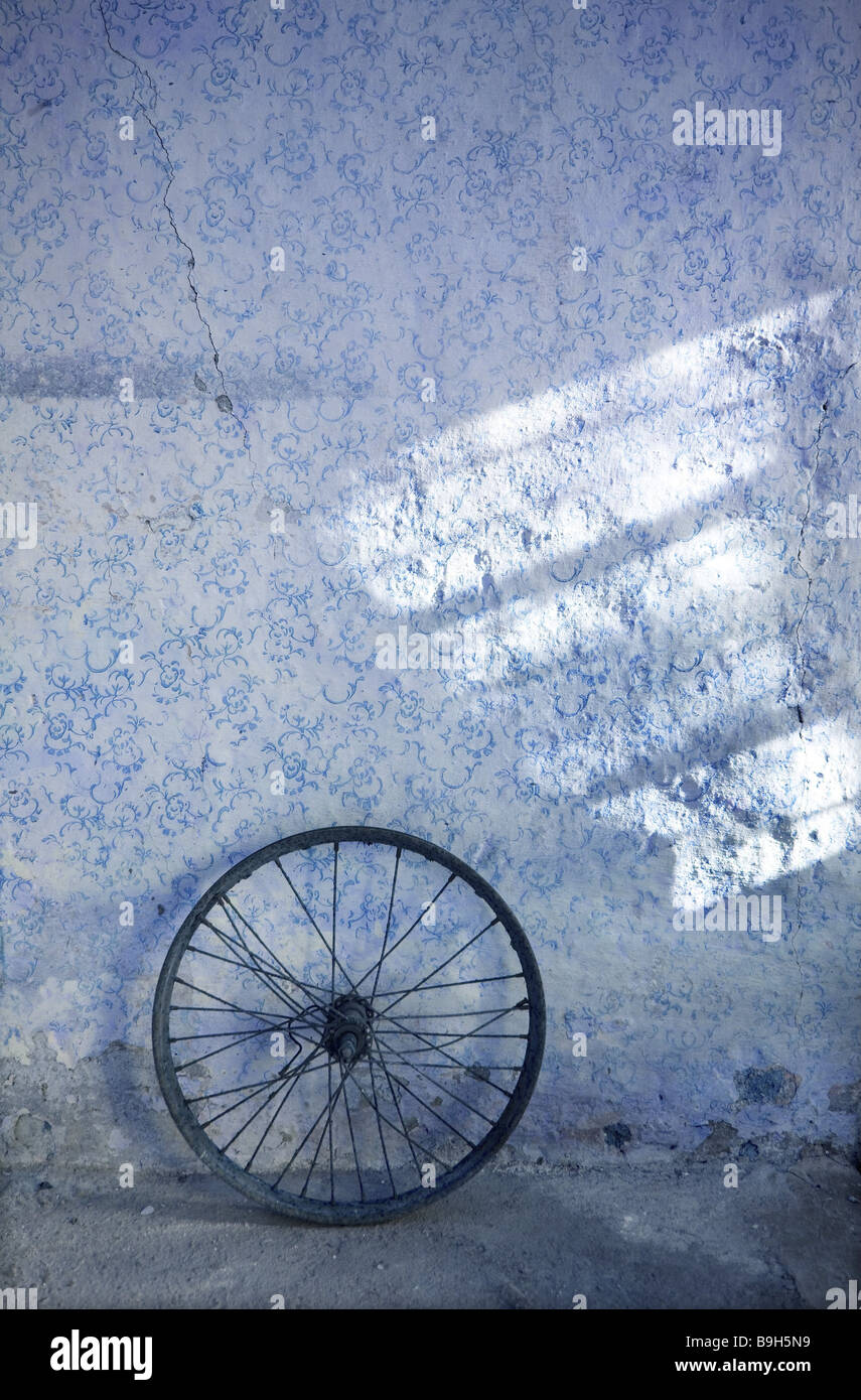 Zimmer leer lassen Fahrradfelge Altstadt Wand Tapete, die blau-weißen Beton-Boden Fahrrad Fahrrad-Reifen Felge gebrochen Rückwürfe Stockfoto