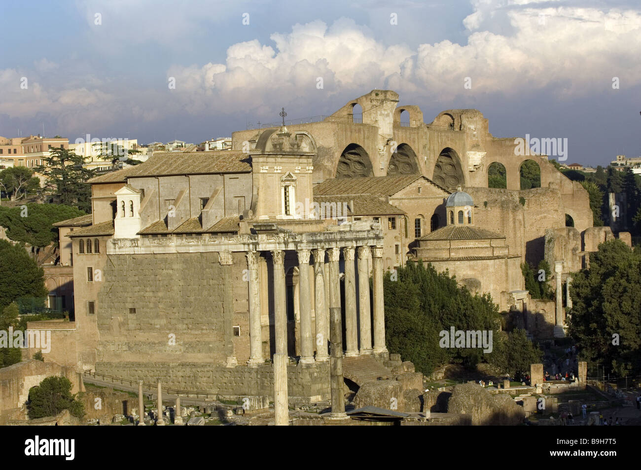 Italien Rom Tempel des Antoninus Pius und der Faustina Maxentius-Basilika Forum Romanum antiker Architektur Ausgrabungen Stockfoto