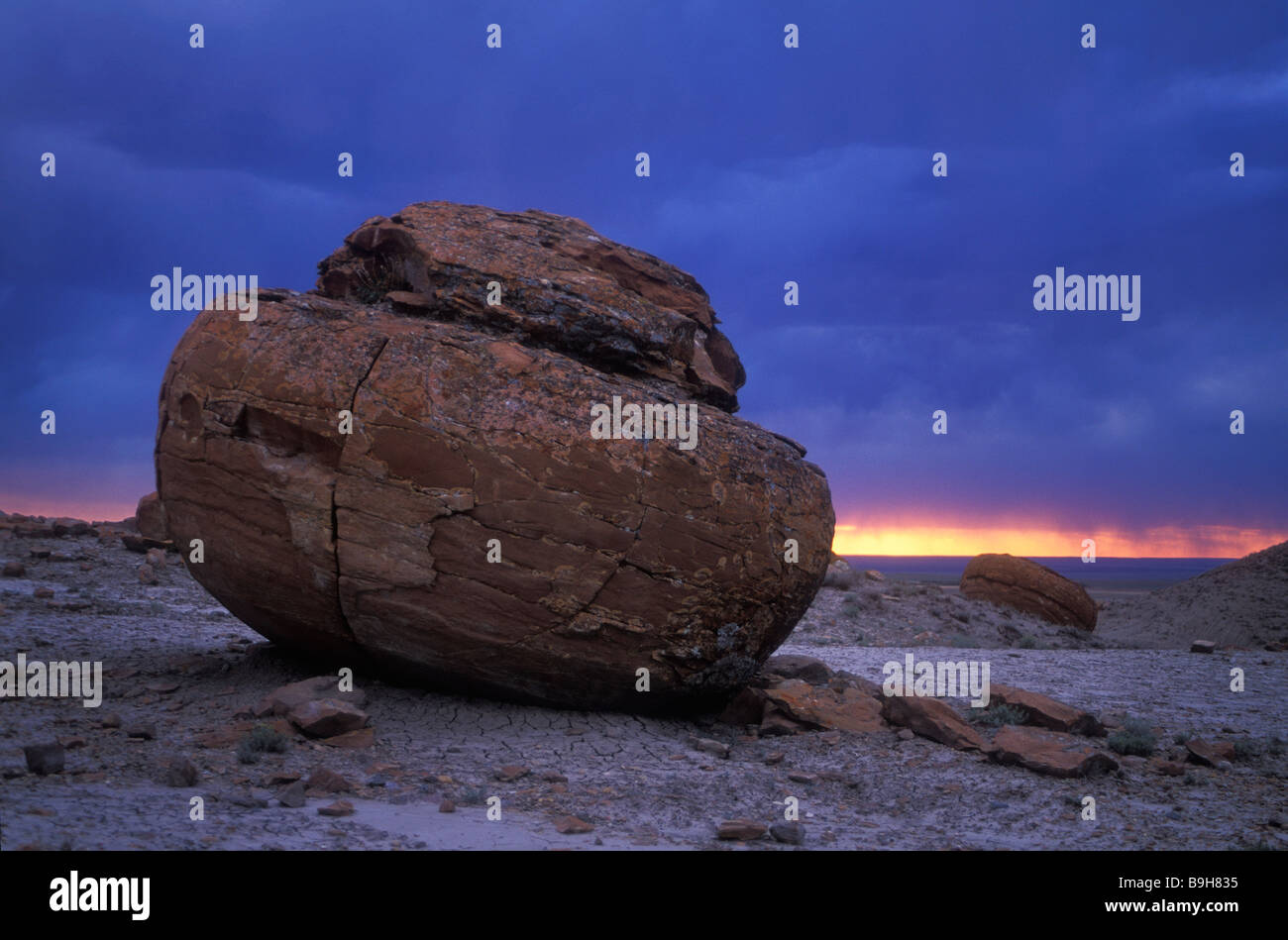 Große rote Sandstein Felsen auf der Prärie im Red Rock Coulee Naturgebiet in der Nähe von Medicine Hat, Alberta, Kanada. Stockfoto