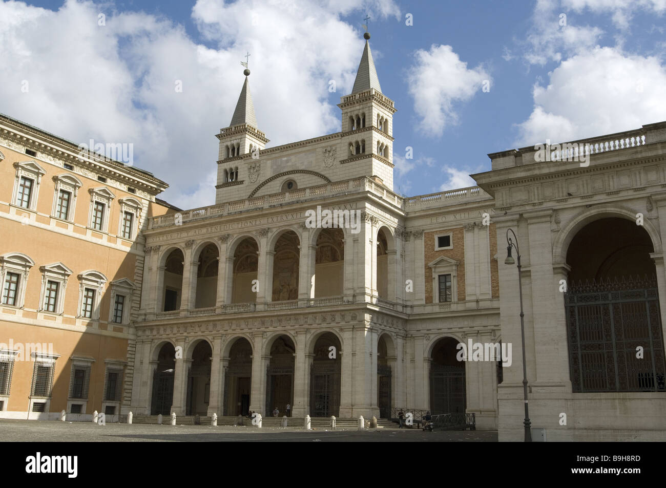 Italien Rom Basilika San Giovanni in Laterano Seite-Portal Architektur Basilika Bau Bischof-Europa Fassade Kirchengebäude Stockfoto