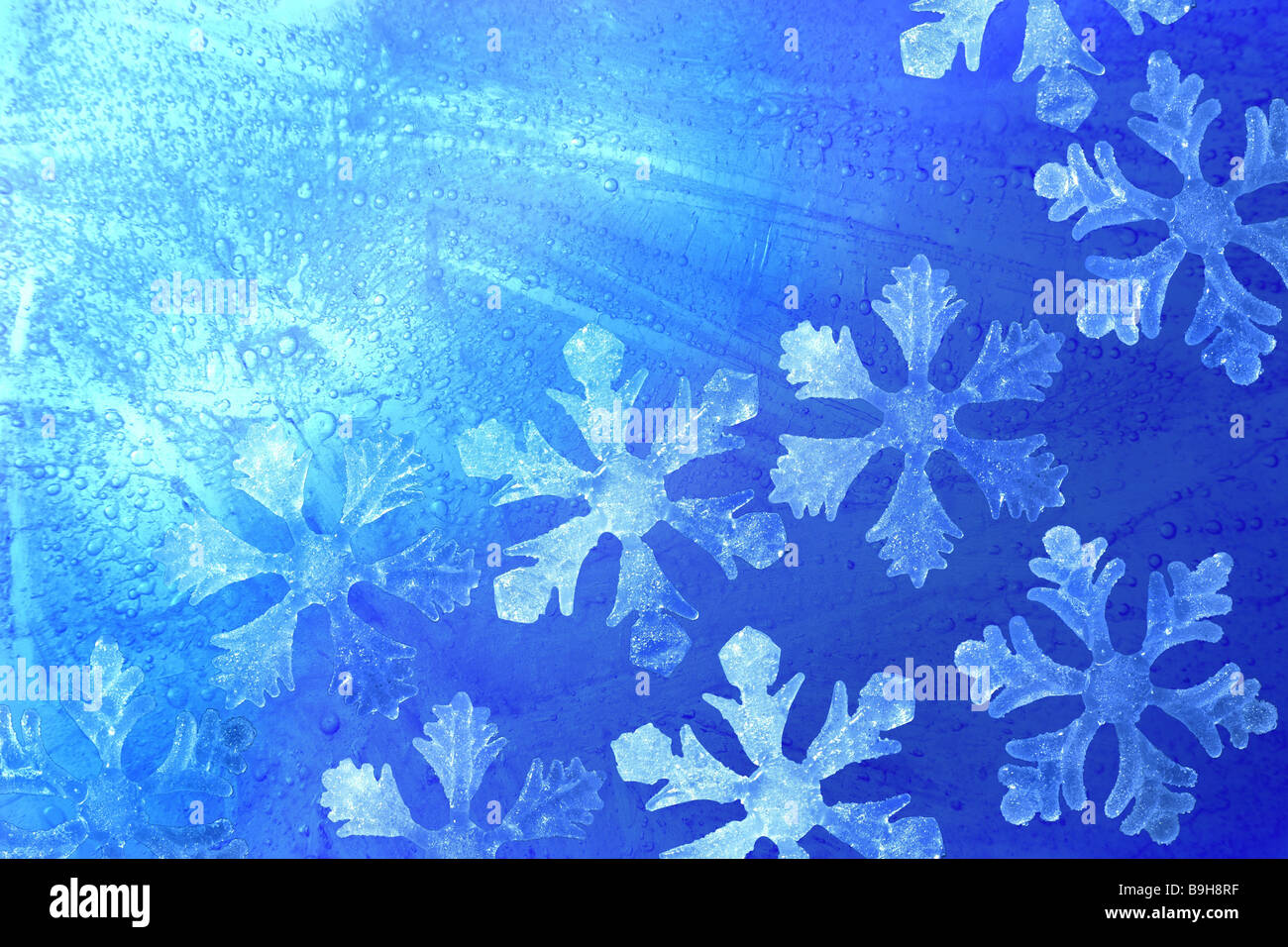 Eiskristall hintere Licht Wassertropfen Windows Oberfläche blau schneiden Schneekristall Eisblumen Kristall Formen unterschiedlicher Struktur Eis Stockfoto