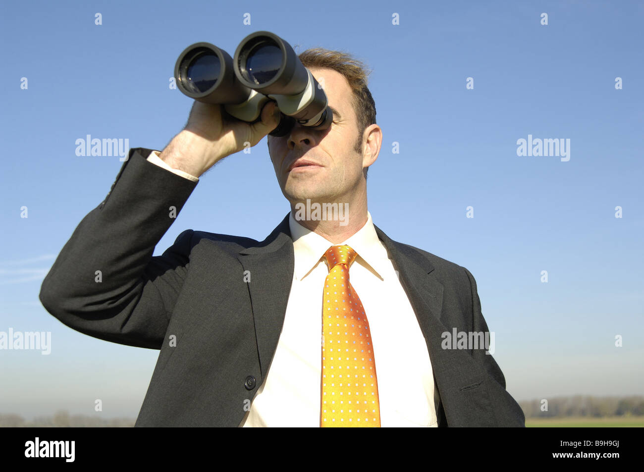 Geschäftsmann Blick Fernglas semi-Portrait-Serie Menschen Mann Fernglas  Beobachtung Beobachter Voyeur Voyeurismus Pressen Stockfotografie - Alamy