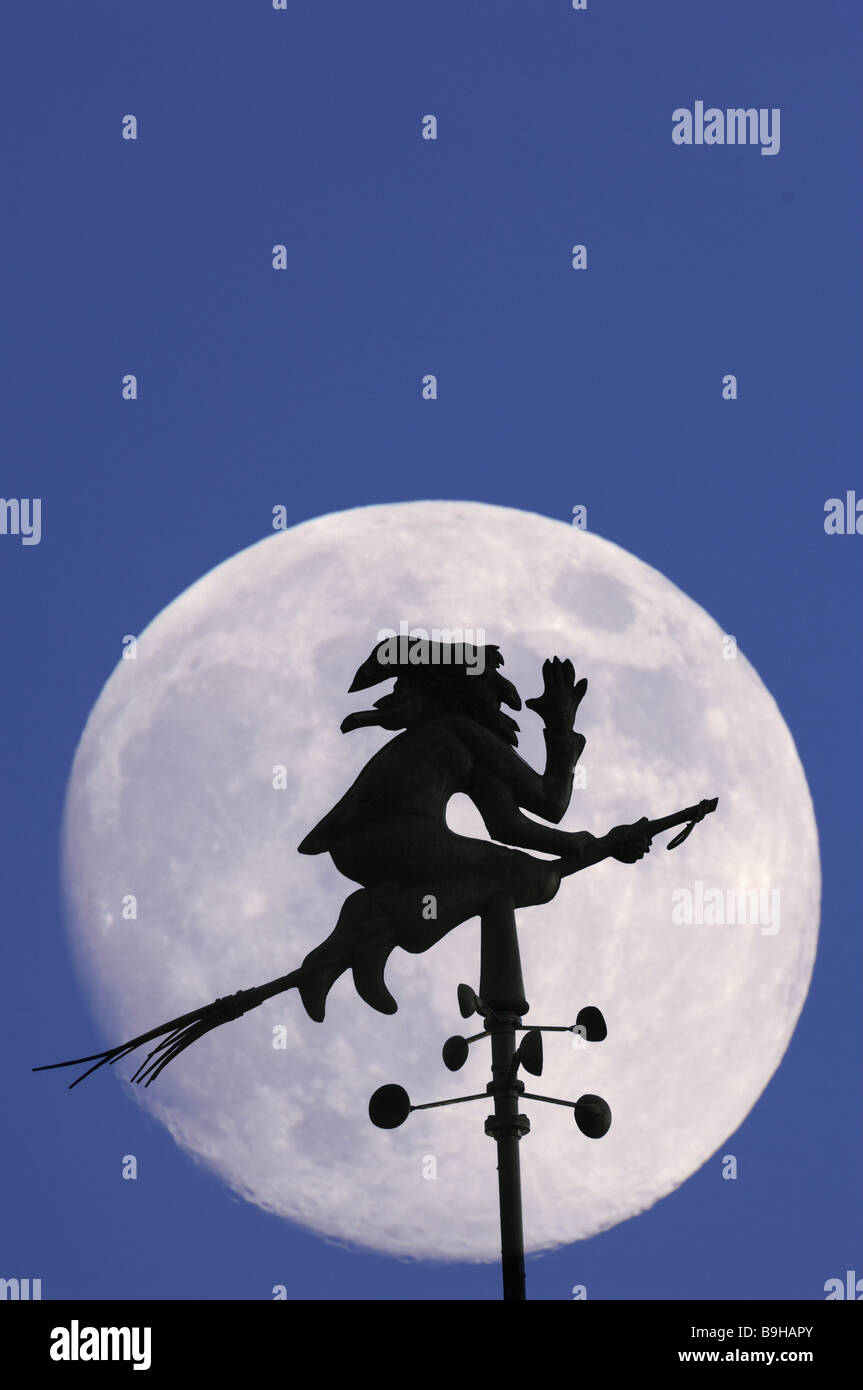 Wind-Fahrtrichtungsanzeiger Wetterfahne Mond [M] Ad Hexenbesen blau Custom-Haube Figur unheimlich Handwerk Hexe Hexen Himmel Stockfoto