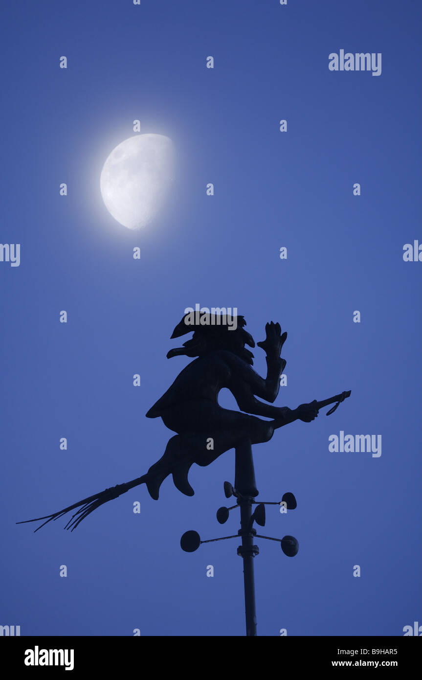 Wind-Fahrtrichtungsanzeiger Wetterfahne Mond [M] Ad Hexenbesen blau Custom-Haube Figur unheimlich Handwerk Hexe Hexen Himmel Stockfoto