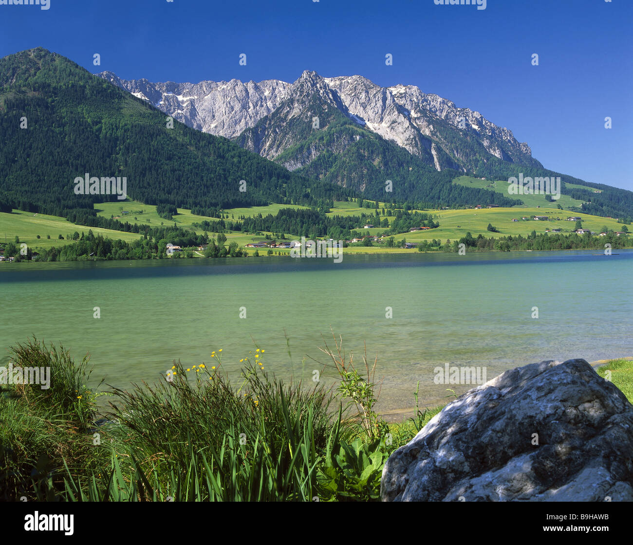 Österreich Tirol Zahmer Kaiser Walchsee Sommer Unterland Kaisergebirge Berg Landschaft See Berge See Idylle Berg Stockfoto