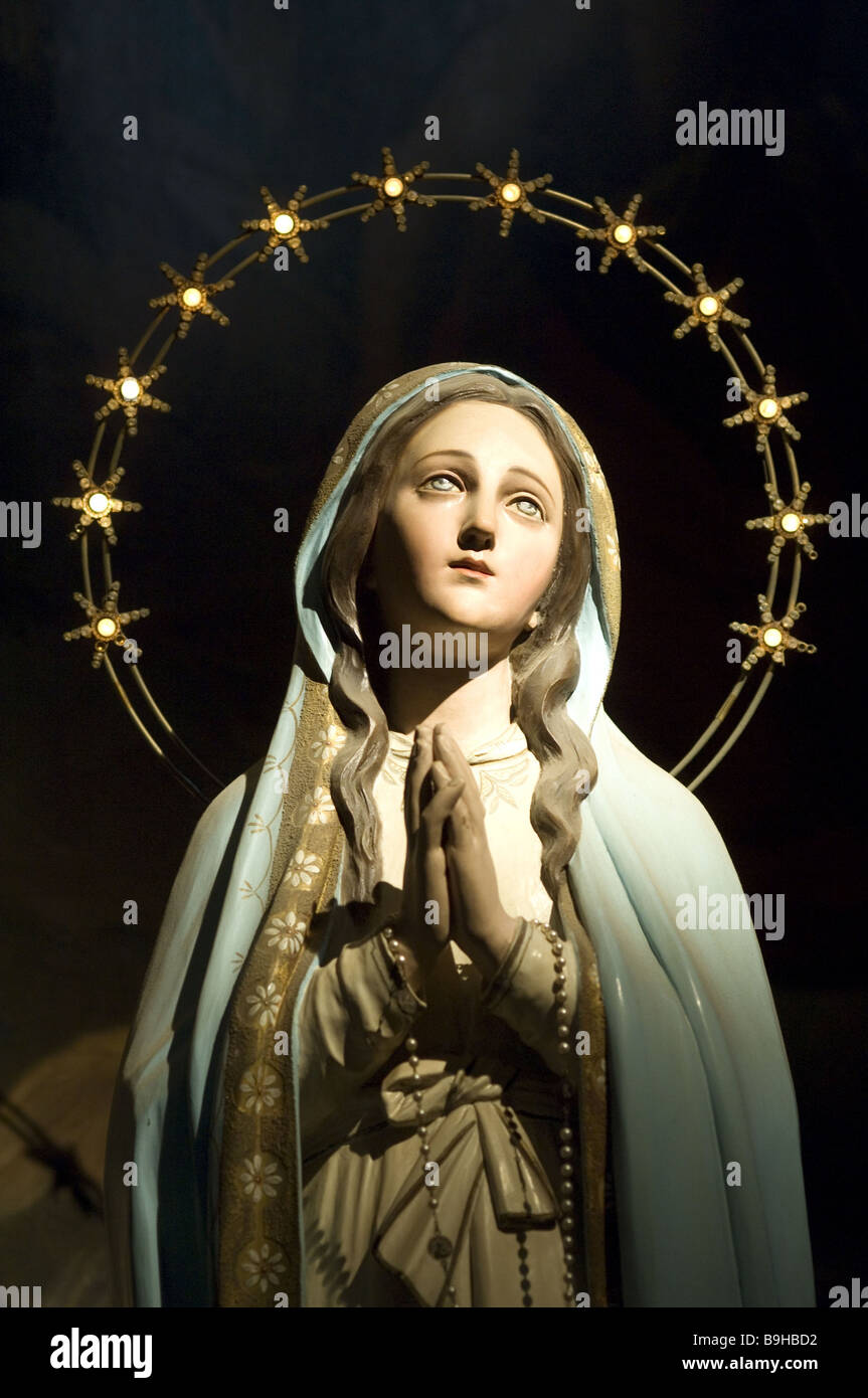 Italien Rom Santa Bibiana Kirche Statue Marie-Statue Licht-Krone Porträt Gebet beten Chiesa Santa Bibiana Christentum Stockfoto