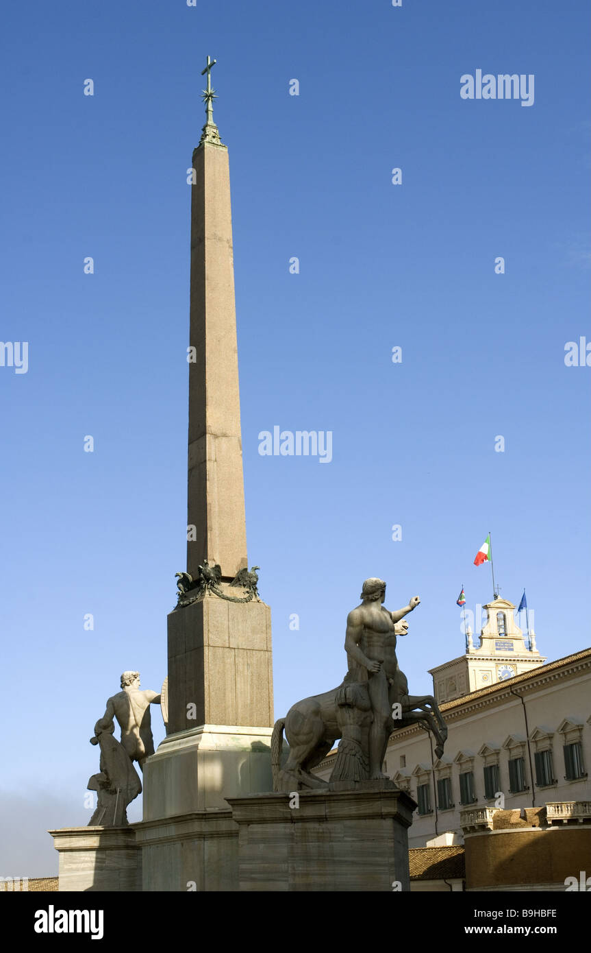 Italien Rom Piazza Del Quirinale Dioskouroi-Brunnen Obelisk Quirinale Palast Detail Architektur Bau Blau Himmel Brunnen Stockfoto
