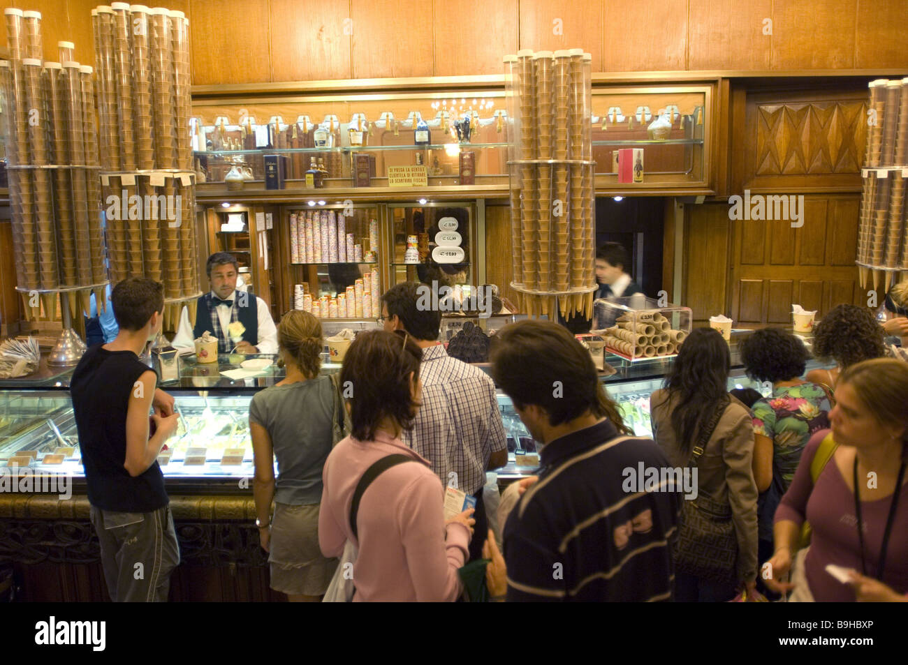 Italien Rom Gelateria Giolitti drinnen Eis-Verkäufer Kunden Kühlung eilen Mitarbeiterauswahl bekannt Besetzung Cafe Caffe Stockfoto