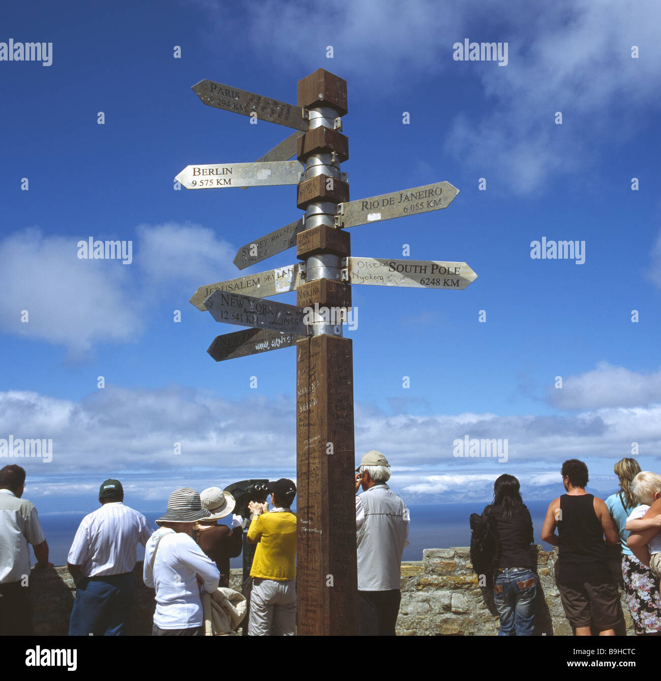 Südafrika-Westkap Touristen anzeigen Wegweiser, dass Afrika Menschen Tourismus Reiseziel Reiseziel Aussichtspunkt Blick auf Himmel schaut Stockfoto