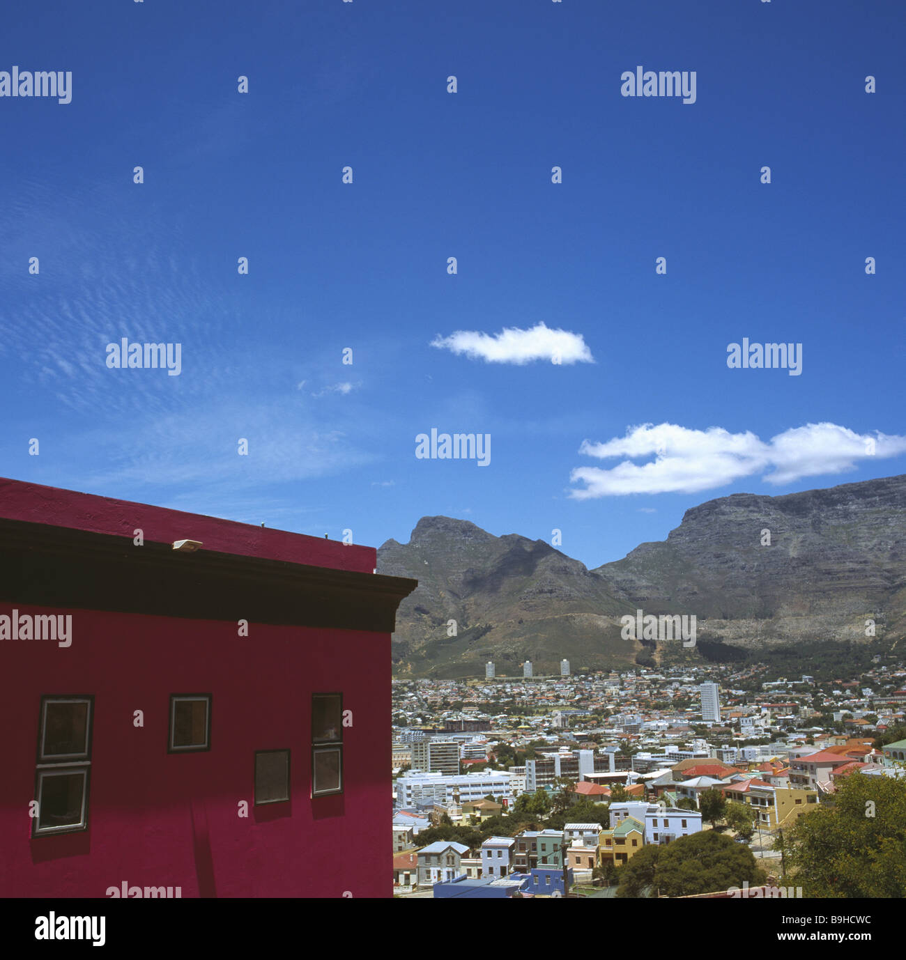 Südafrika Cape Town House Blick bunt Schatten Gebirge Bo-Kap-Viertel Afrika Gebirge West-Kap-Himmel Wolken blau Stockfoto