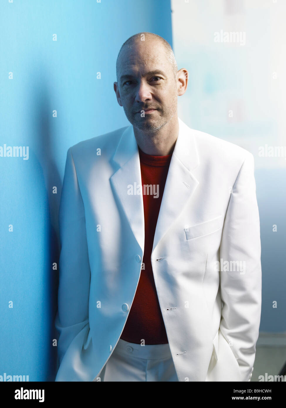 Glatze Mann Anzug ernst Detail, die Serie, die Menschen Designer Stoppeln  Zufriedenheit Gleichgewicht selbstbewusst Lächeln wartet wartet  Stockfotografie - Alamy
