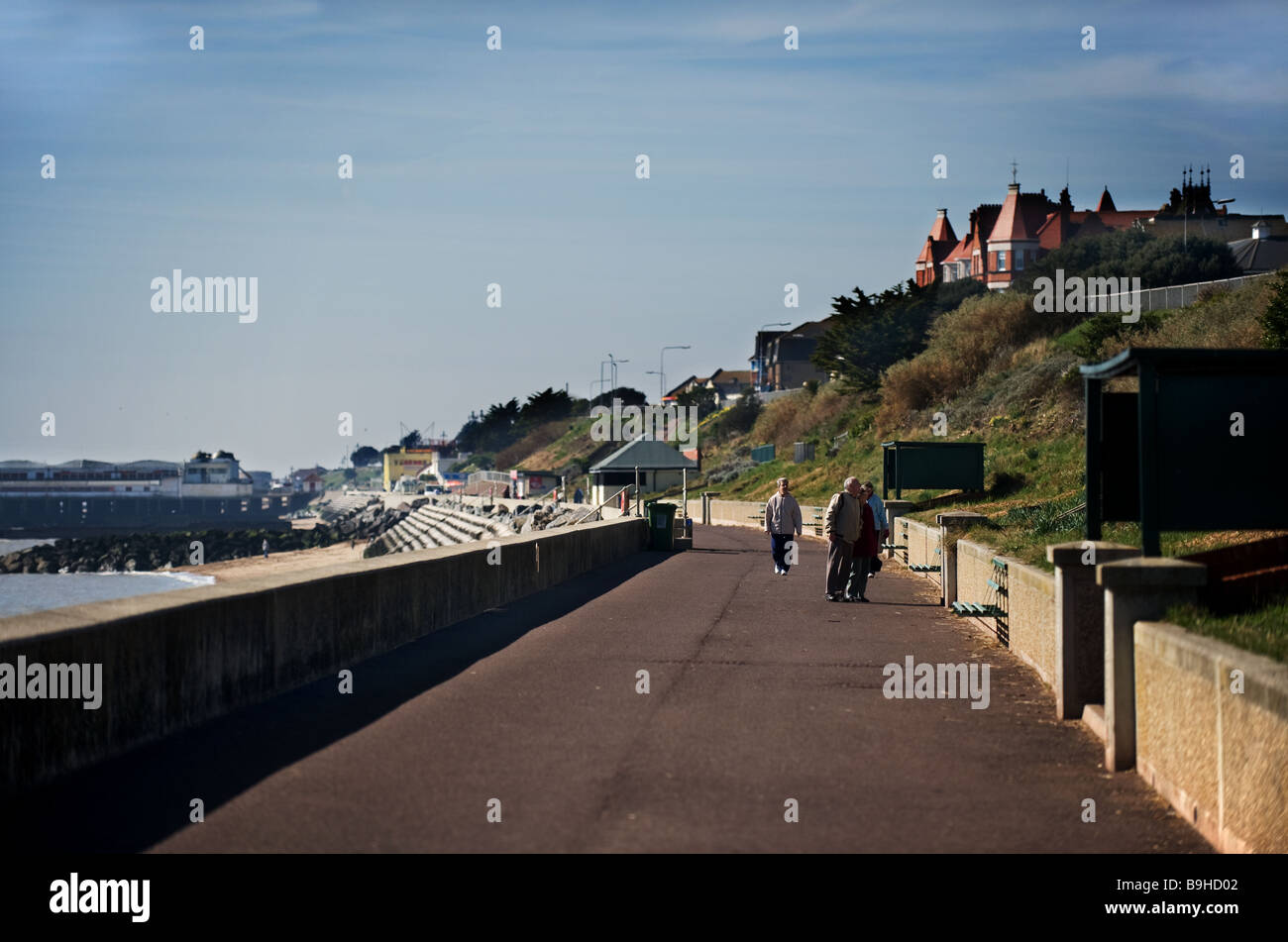 Menschen zu Fuß entlang der Promenade am Clacton on Sea in Essex Stockfoto
