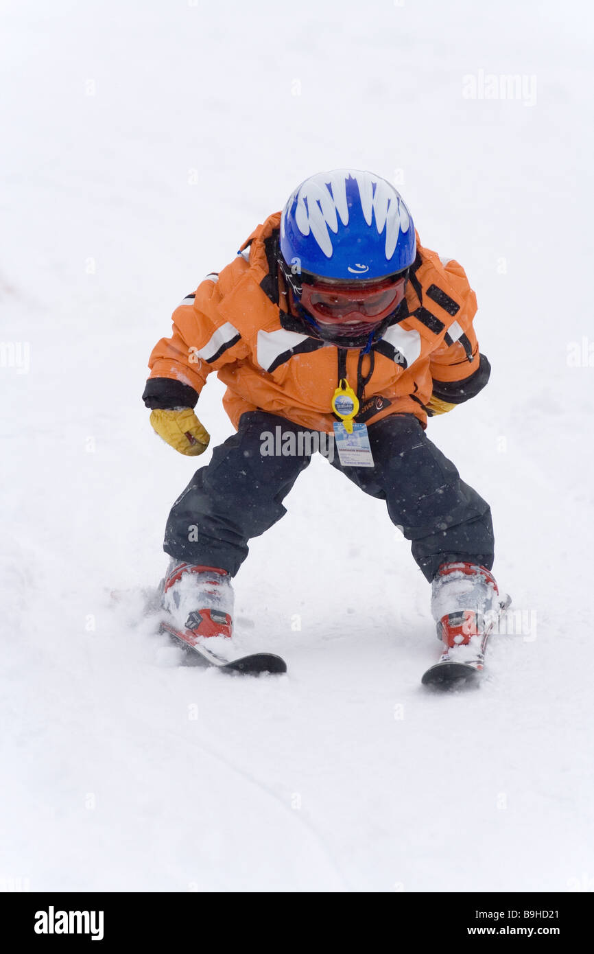 junge kleine Ski Schneepflug winter Stockfoto
