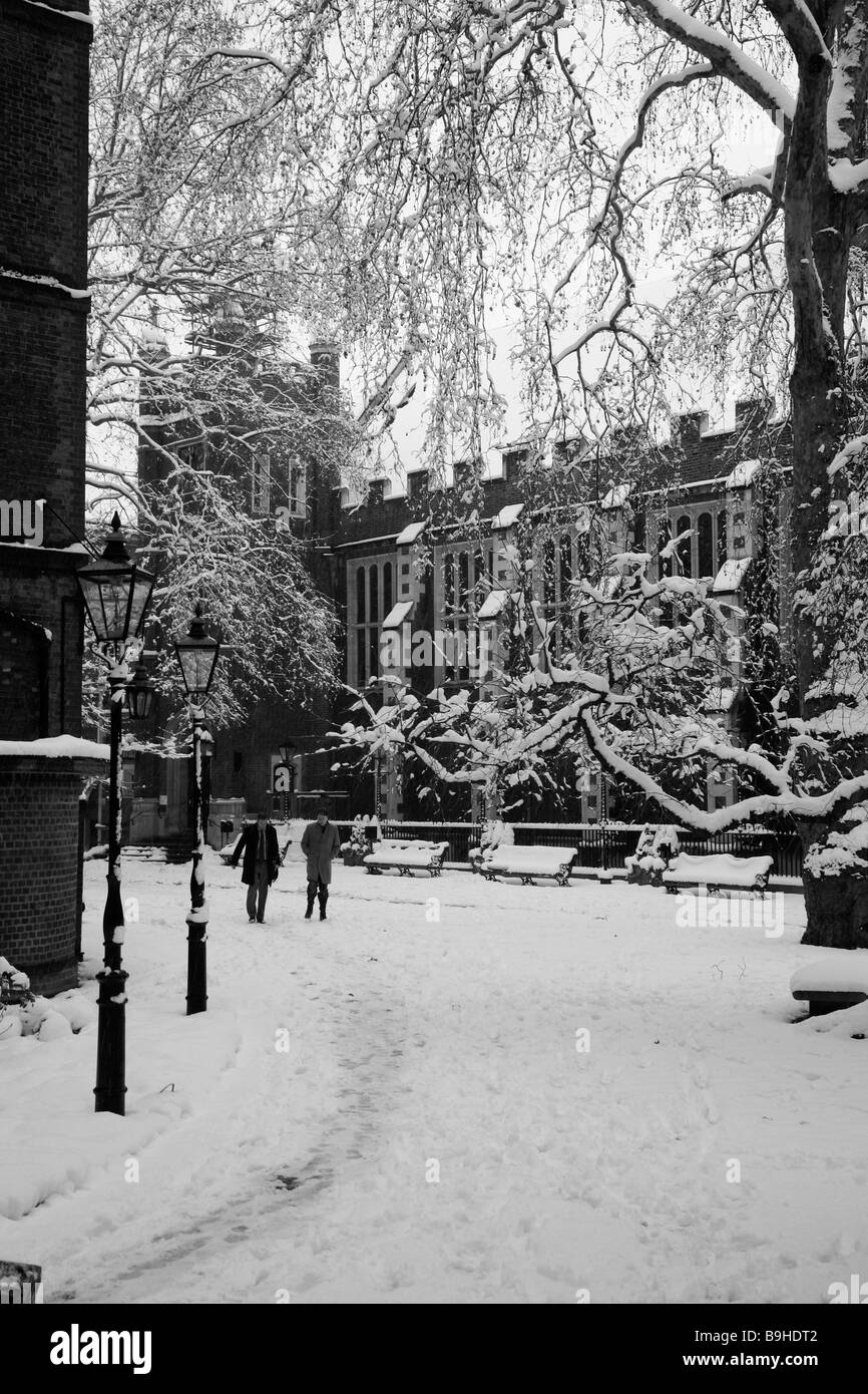 Starker Schneefall in Fountain Court, Middle Temple, Inns Of Court, London Stockfoto