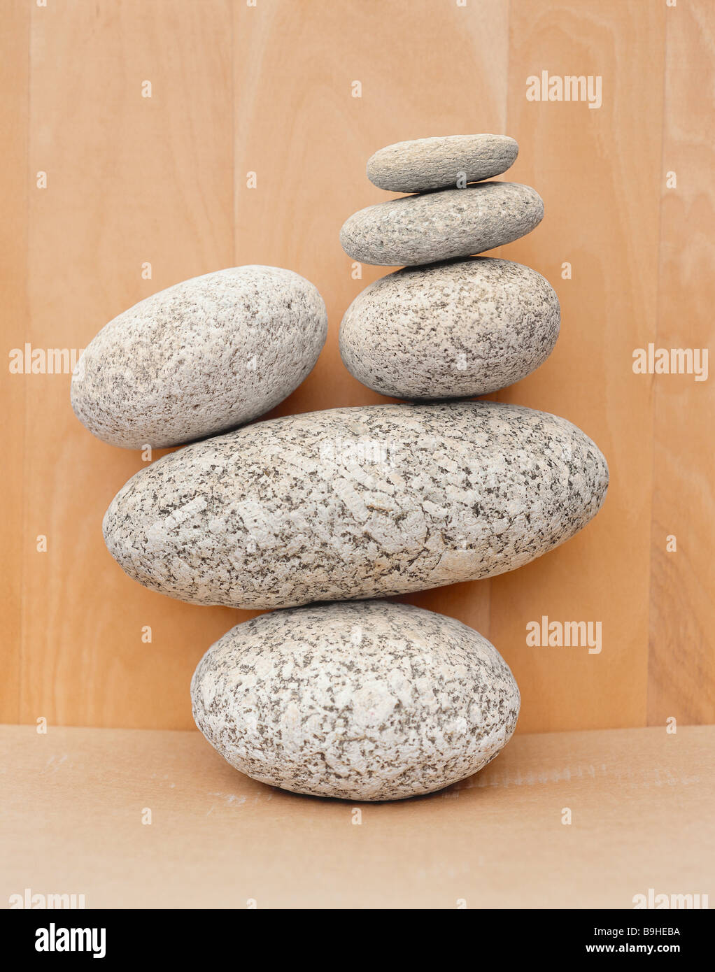 Steinen einen auf den anderen Stein Schindel Fluss-Schindel Runde ovale große kleine graue anders Größenunterschied Granit noch Stockfoto