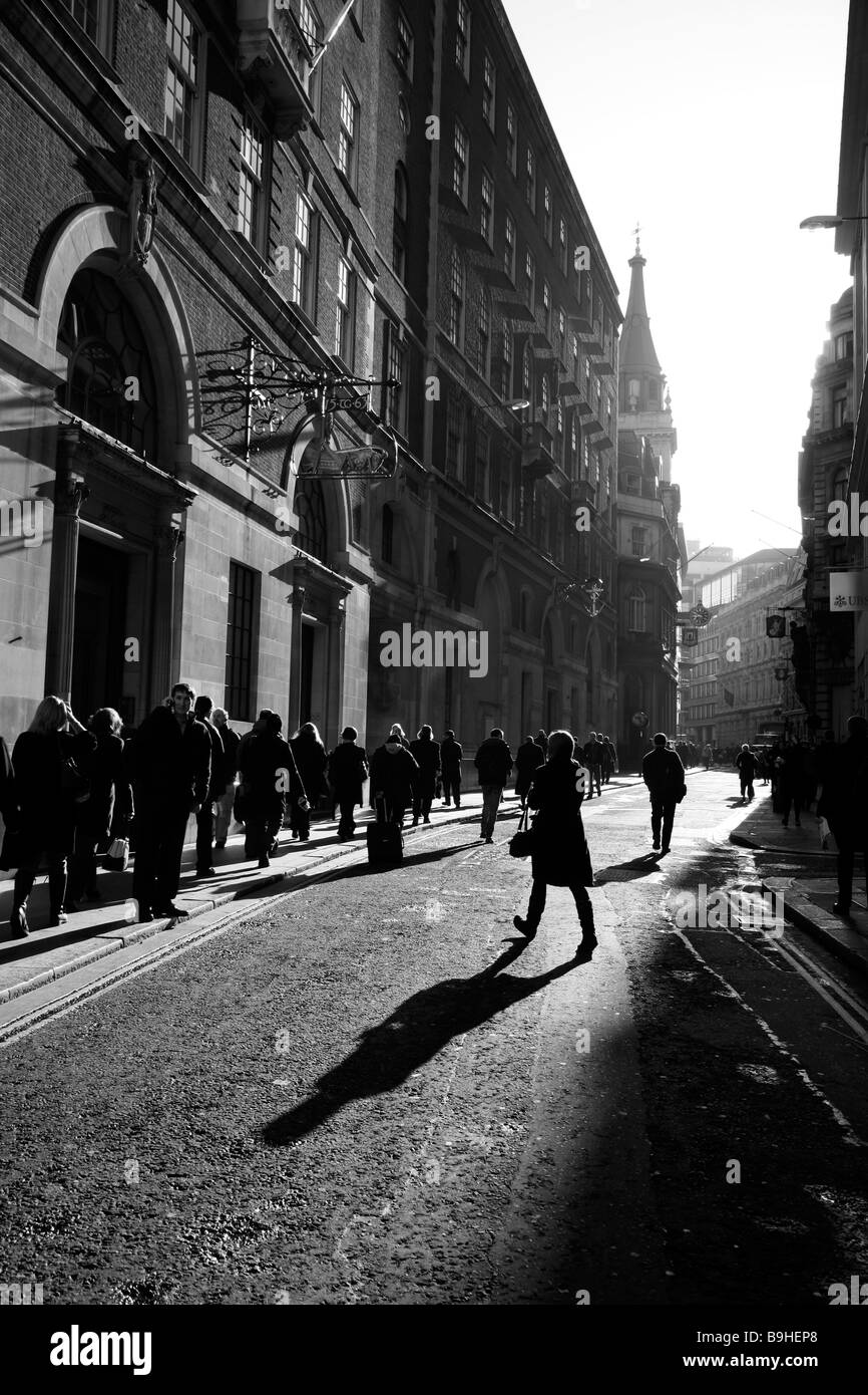 Stadtarbeiter auf dem Weg zur Arbeit in der Lombard Street London Kirche am Ende der Straße ist St Edmund König Stockfoto