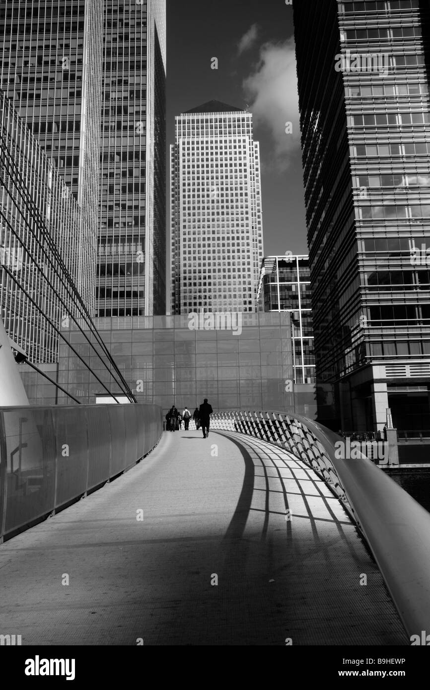 Fußgänger zu Fuß über die Fußgängerbrücke über West India Dock Süd, Canary Wharf, London Stockfoto