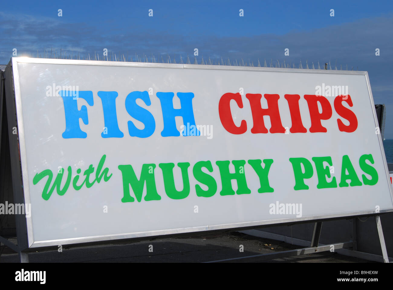 Cafe Zeichen für Fish And Chips mit Mushy Peas Brighton East Sussex England Stockfoto