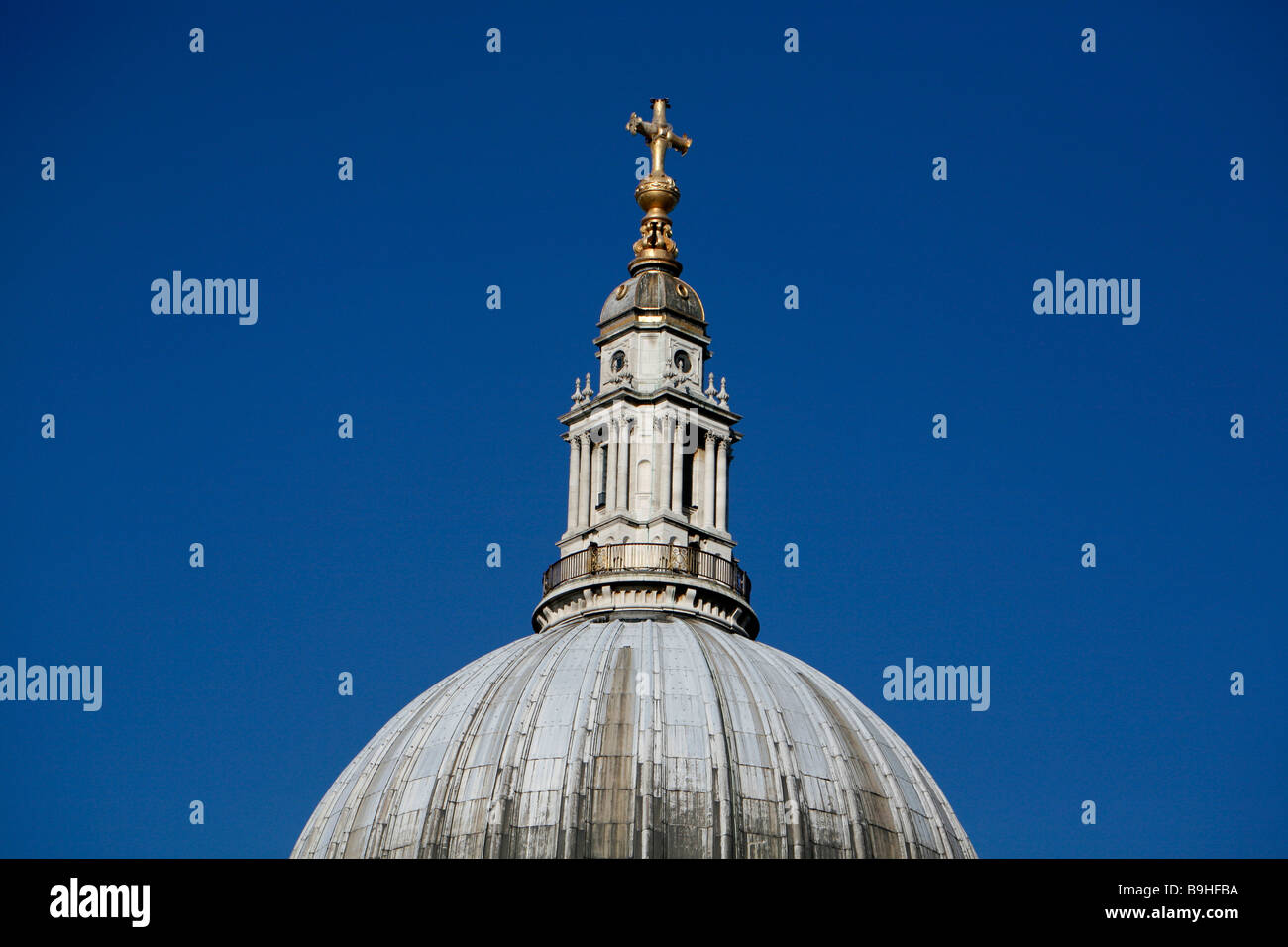 Kreuz, Kugel und Laterne und Golden Gallery auf der Oberseite St. Pauls Cathedral, City of London Stockfoto