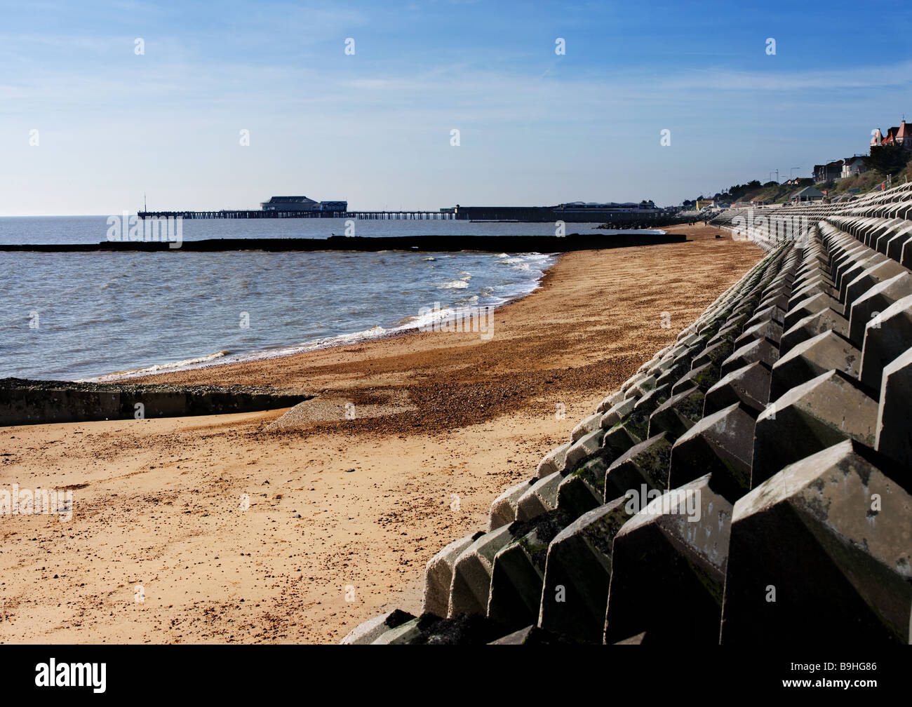 Der Strand und das Meer Abwehrkräfte bei Clacton on Sea in Essex. Stockfoto