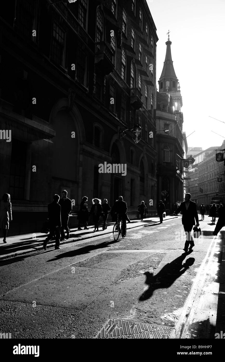 Stadtarbeiter auf dem Weg zur Arbeit in der Lombard Street, City of London Stockfoto