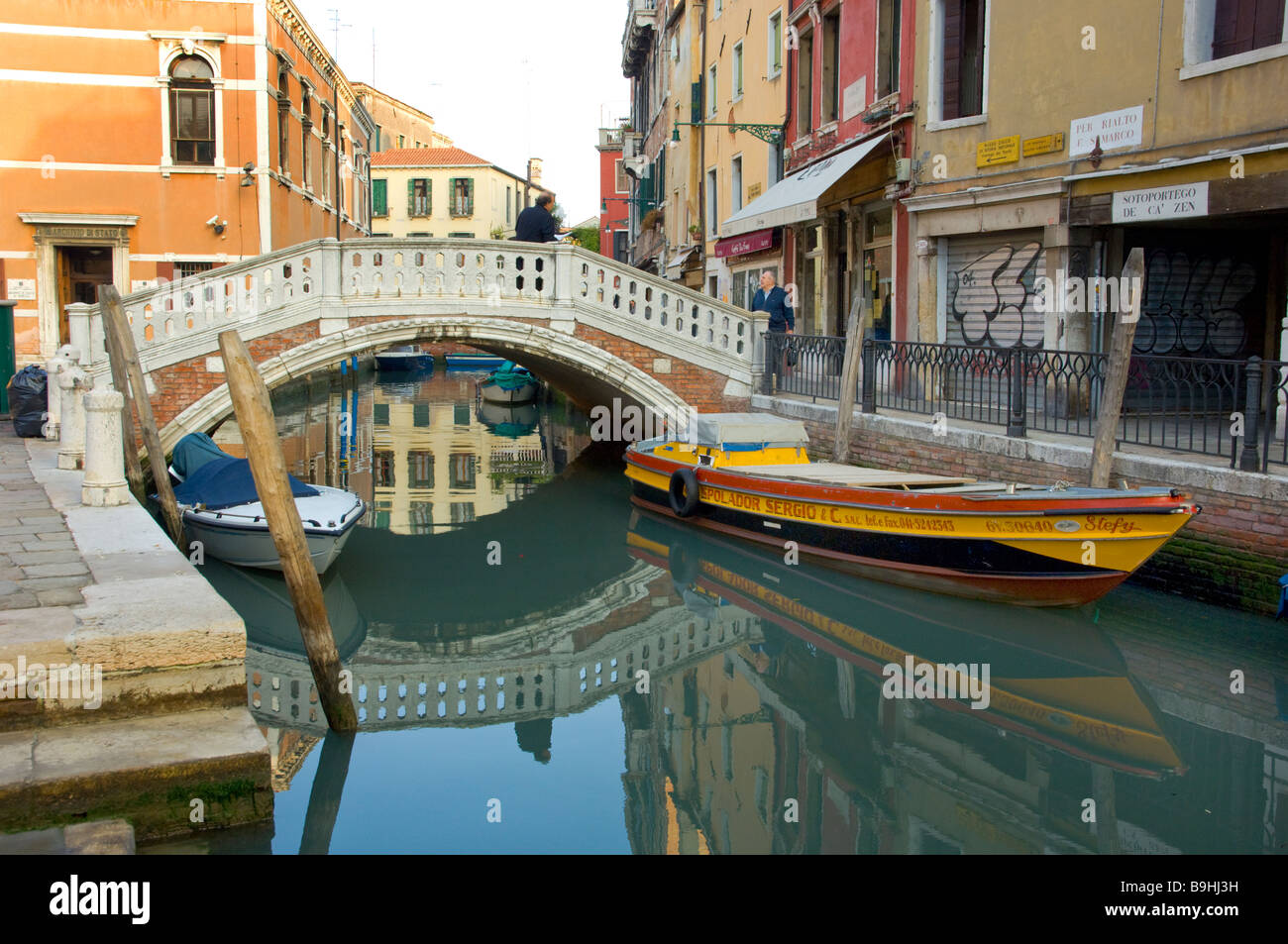 Einen malerischen kleinen Kanal mit einer Brücke und Reflexionen in Venedig, Italien, Europa. Stockfoto