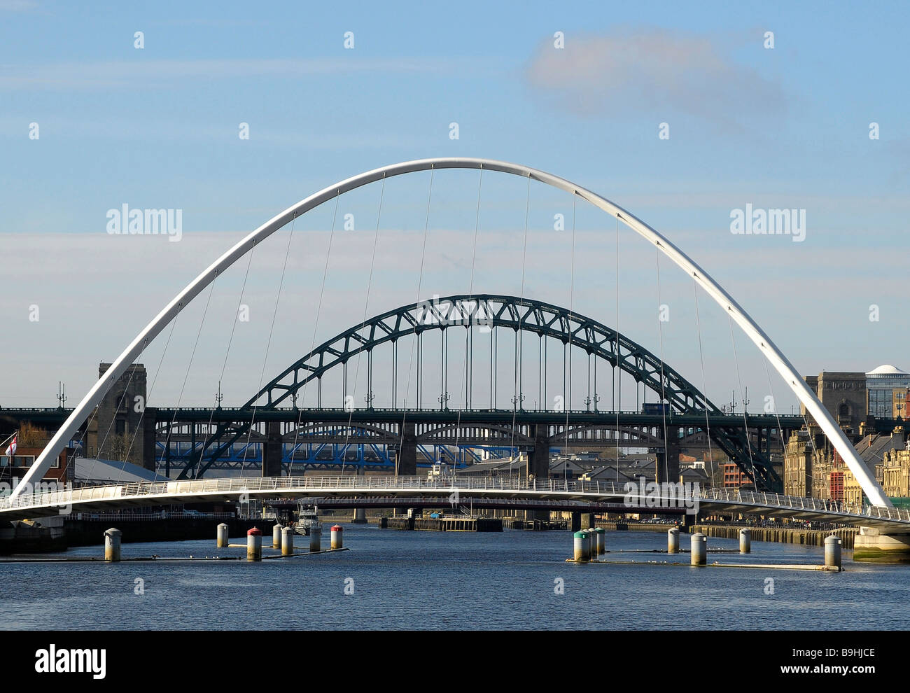 Die Millennium Bridge, am Fluss Tyne, Newcastle, mit die Tyne Bridge und andere Brücken über sichtbar. Stockfoto