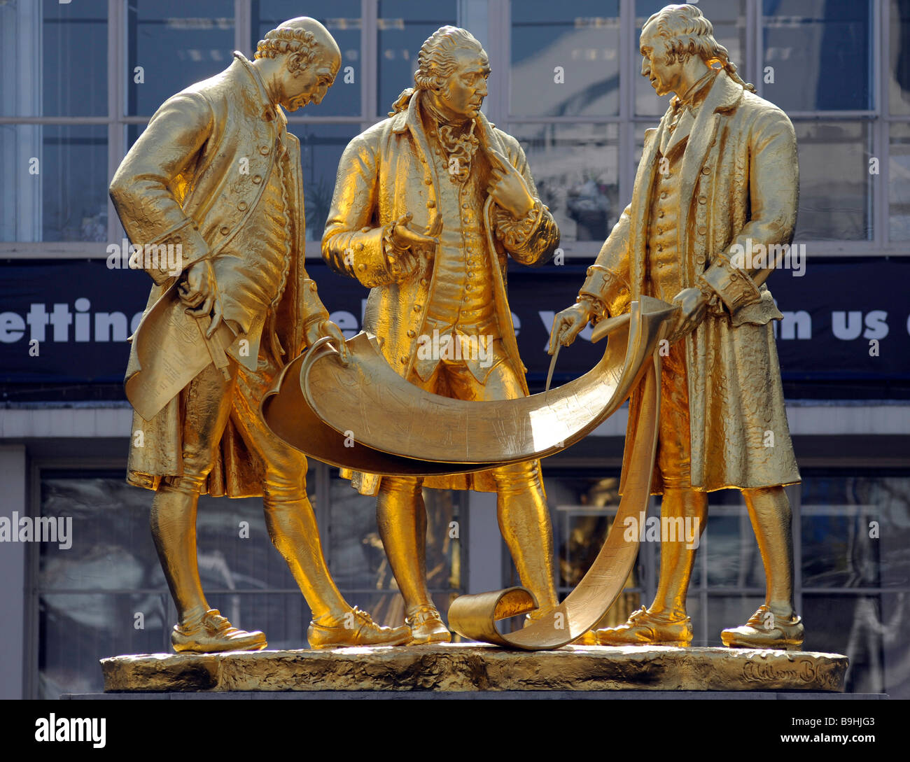 Vergoldete Statue von l bis R Matthew Boulton, James Watt und William Murdock steht in Broad Street, Birmingham (Stadtzentrum). Stockfoto