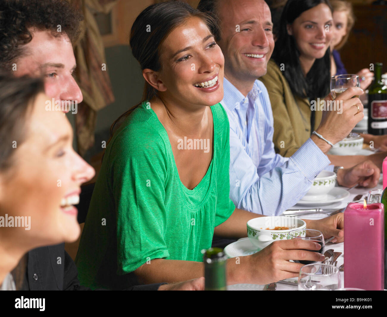 Leute reden während des Abendessens Stockfoto